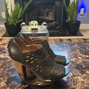 NWOB Clarks Black Heeled Shoes with Sophisticated Design Size 8.5M